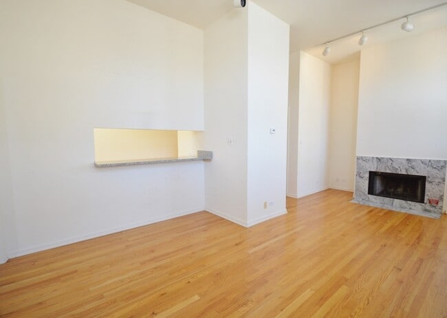 3255 N Sheffield Ave, Unit 306 in Chicago, IL - Building Photo - Building Photo