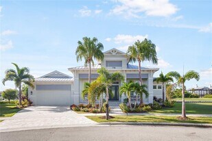 718 Pinckney Dr in Apollo Beach, FL - Building Photo