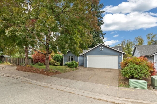 319 NW Angela Ln in Hillsboro, OR - Building Photo - Building Photo