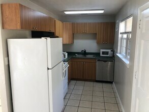 131 California Dr NE in Fort Walton Beach, FL - Foto de edificio - Building Photo