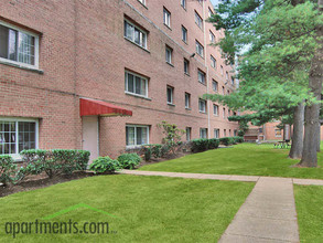 Broadfalls in Falls Church, VA - Foto de edificio - Building Photo