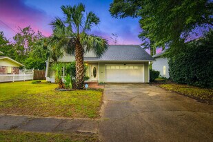 24 Cinderella Ln NW in Fort Walton Beach, FL - Building Photo