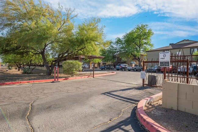 6016 S Park Ave in Tucson, AZ - Foto de edificio - Building Photo