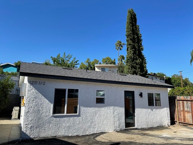 1211 Neola St, Unit Side unit in Los Angeles, CA - Building Photo - Building Photo