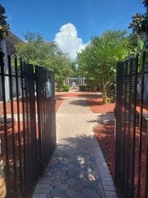 Keystone Courtyard Apartments in Tampa, FL - Foto de edificio - Building Photo