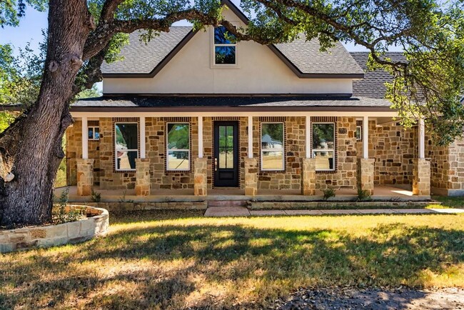 310 Shayla Ln in Canyon Lake, TX - Foto de edificio - Building Photo