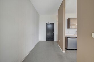 2115 Yeaman Pl, Unit 204 in Nashville, TN - Foto de edificio - Building Photo