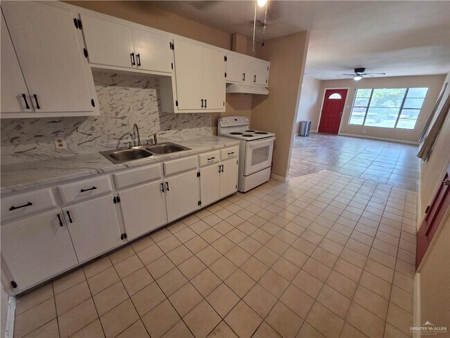 9 E Champion St in Edinburg, TX - Building Photo - Building Photo