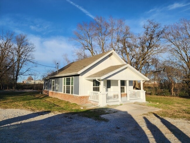 7642 SW Regional Airport Blvd in Bentonville, AR - Building Photo - Building Photo