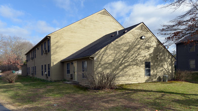 Canonchet Cliffs I in Hope Valley, RI - Foto de edificio - Building Photo