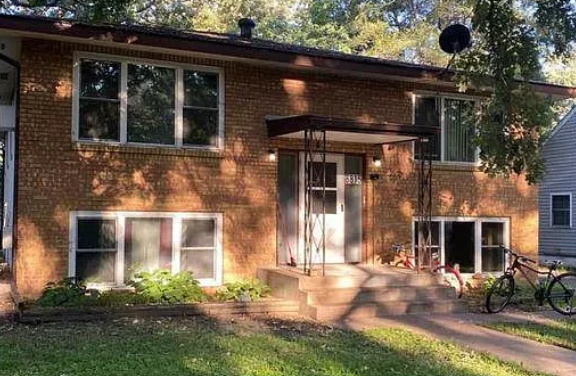 8815 Van Buren St NE in Blaine, MN - Foto de edificio