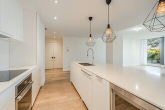 1010 Rue de la Commune E in Montréal, QC - Building Photo - Building Photo