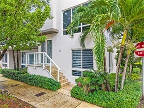 6611 NW 105th Pl in Doral, FL - Building Photo - Building Photo