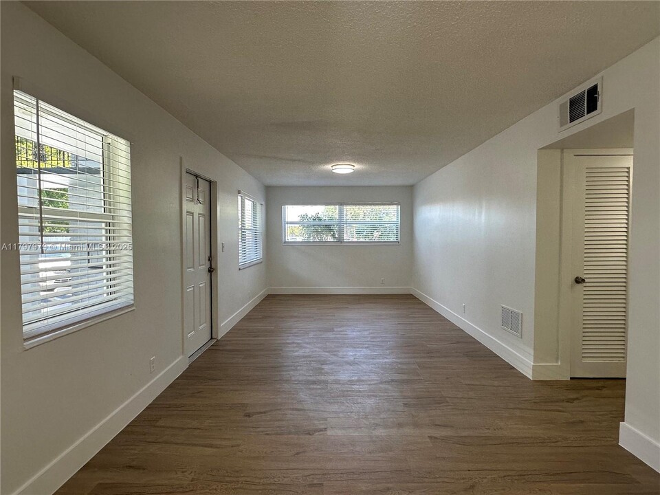 2500 Johnson St in Hollywood, FL - Building Photo