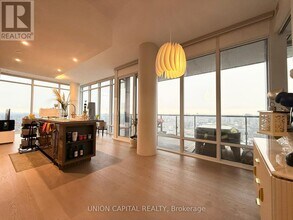 488 University Ave in Toronto, ON - Building Photo - Building Photo