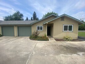 1711-1715 E Princeton Ct in Visalia, CA - Building Photo