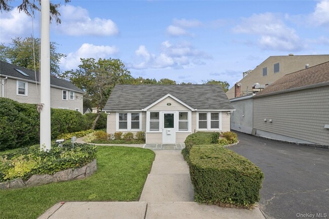 151 Steamboat Rd in Great Neck, NY - Building Photo - Building Photo