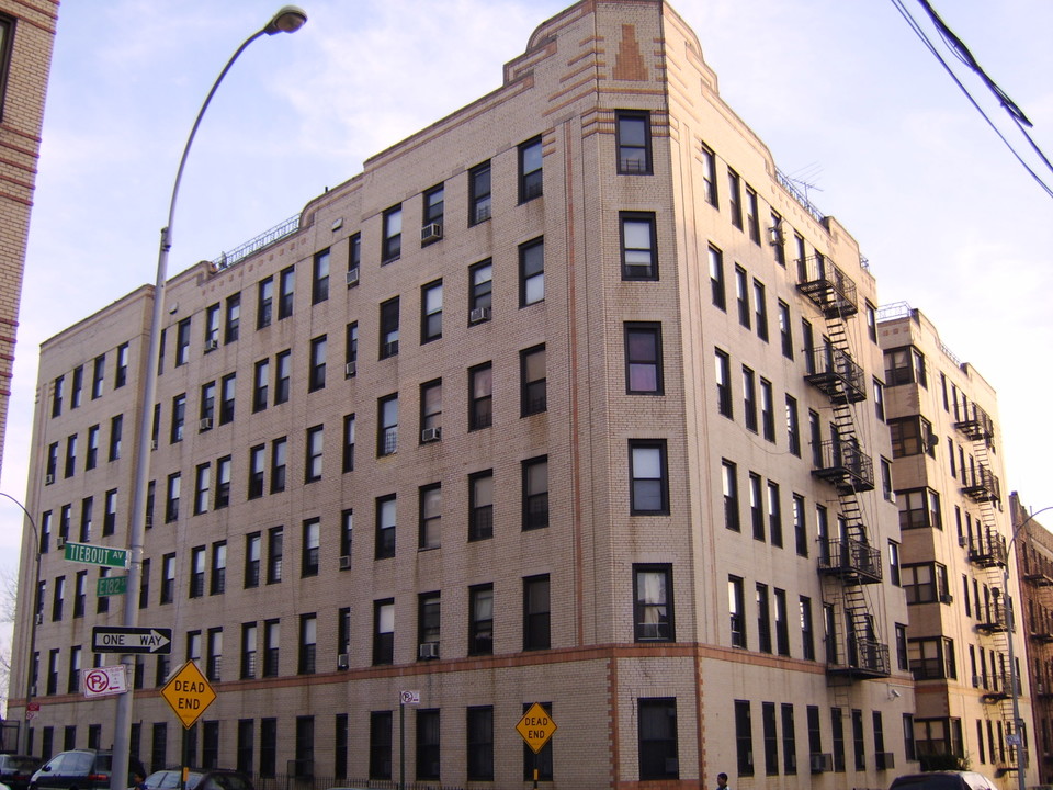 2200 Tiebout Ave in Bronx, NY - Building Photo