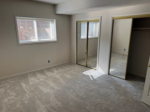12206 Goodman St in Overland Park, KS - Foto de edificio - Building Photo