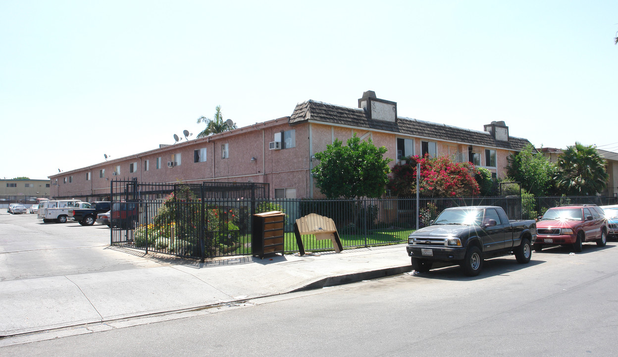 Orion Avenue Apartments in San Fernando, CA - Foto de edificio