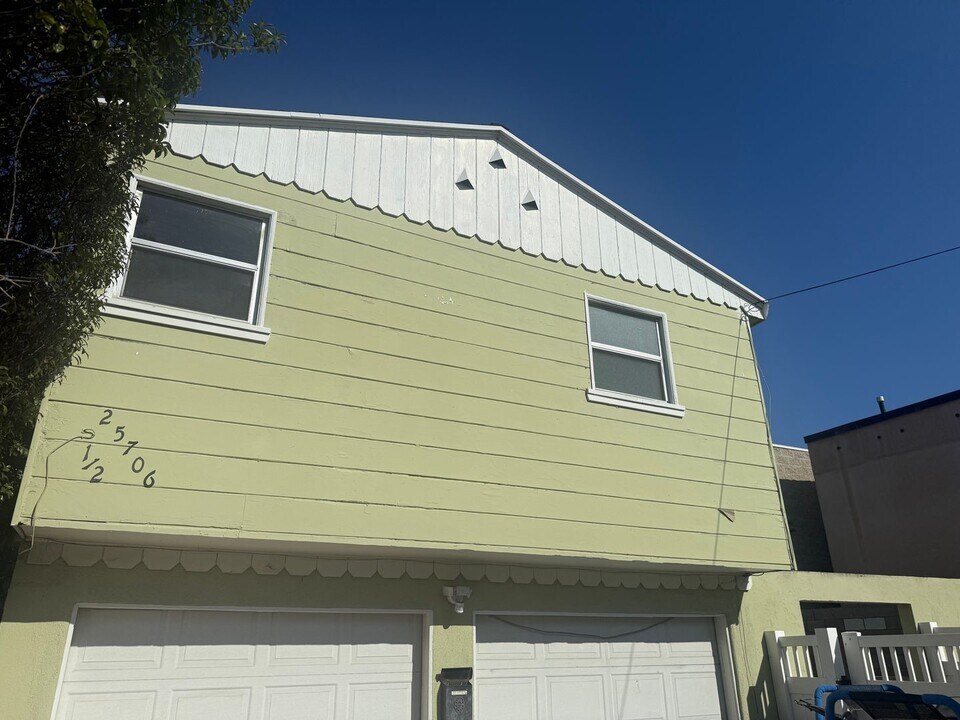 25706 Eshelman Ave in Lomita, CA - Building Photo