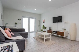 350 NW 50th St in Miami, FL - Foto de edificio - Building Photo
