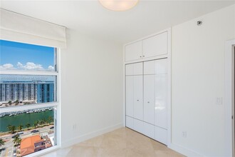 4201 Collins Ave, Unit 2001 in Miami Beach, FL - Building Photo - Building Photo