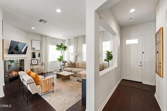 1560 Thorpe Trl in Oxnard, CA - Foto de edificio - Building Photo