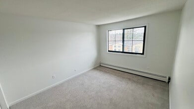 128 Mammoth Rd in Hooksett, NH - Foto de edificio - Building Photo