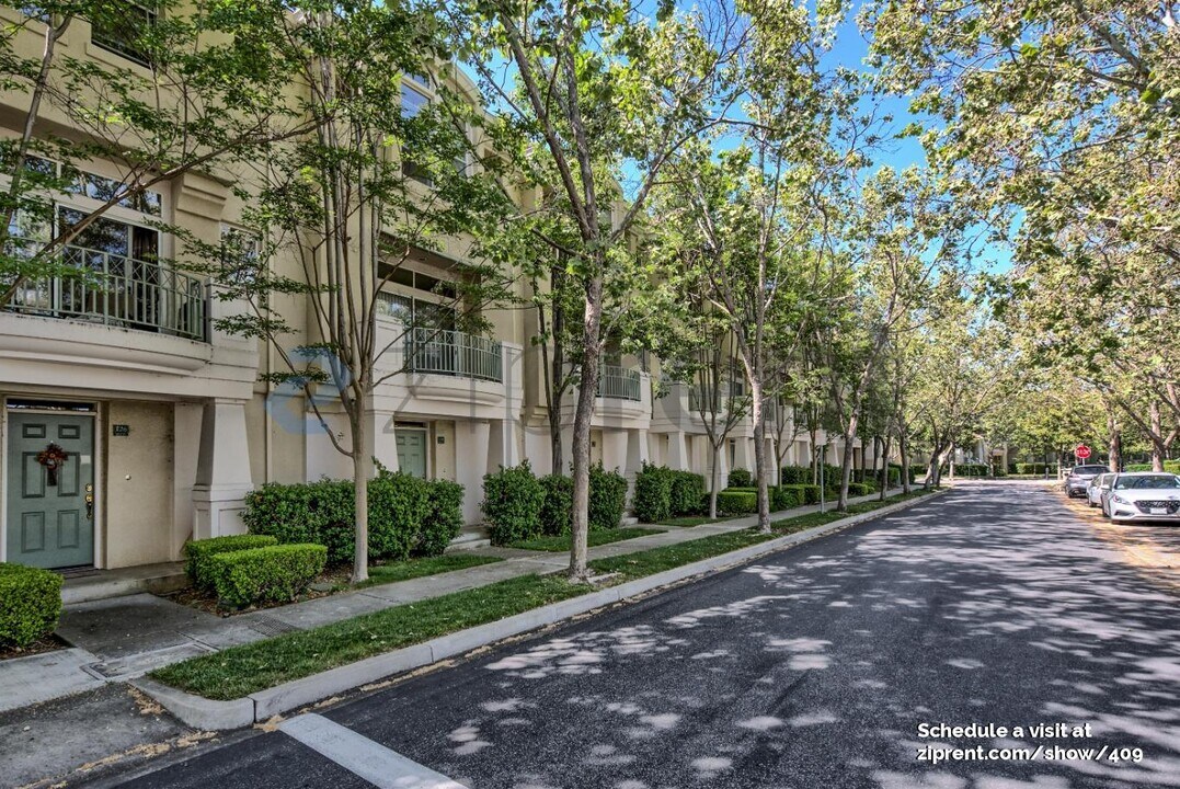 128 Holly Ct in Mountain View, CA - Building Photo