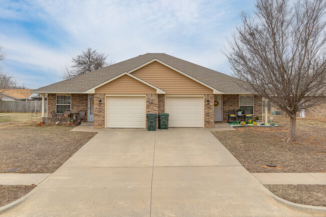 Cottage MWC II in Midwest City, OK - Building Photo - Building Photo