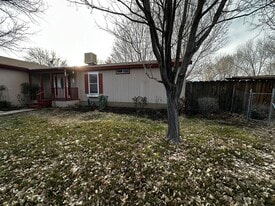 725 N Barlow Ln in Bishop, CA - Building Photo