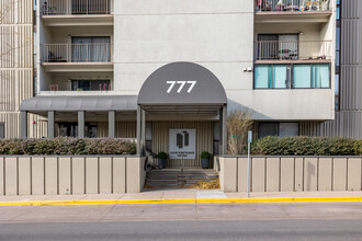 Governor's Park Condominiums in Denver, CO - Building Photo - Building Photo