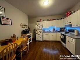 17 Stearns Rd, Unit 11-3 in Brookline, MA - Building Photo