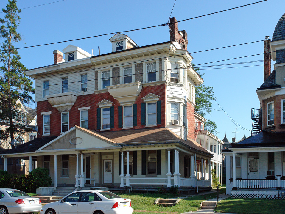 811 W Main St in Norristown, PA - Building Photo