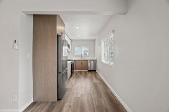 1358 W 36th St in Los Angeles, CA - Foto de edificio - Building Photo