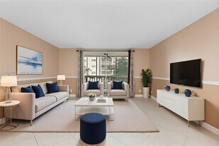 301 NE 14th Ave in Hallandale Beach, FL - Building Photo