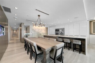 321 Ocean Dr, Unit 200 in Miami Beach, FL - Building Photo - Building Photo