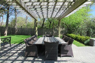 264 S Magee St in Southampton, NY - Building Photo - Building Photo