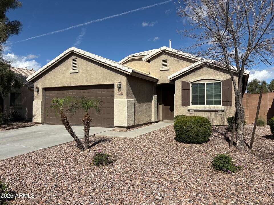 2190 E Hazeltine Way in Gilbert, AZ - Building Photo