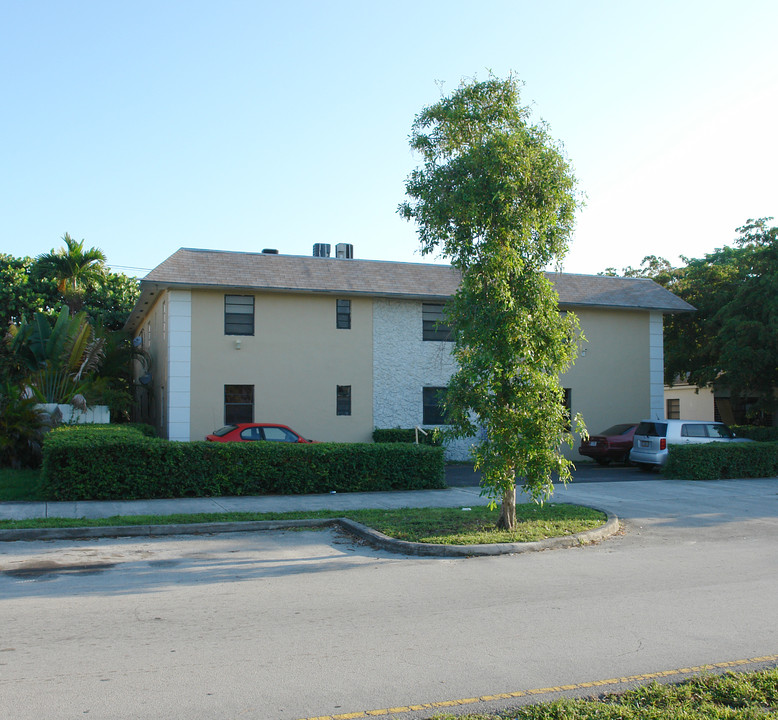 2335 NE 172nd St in North Miami Beach, FL - Building Photo