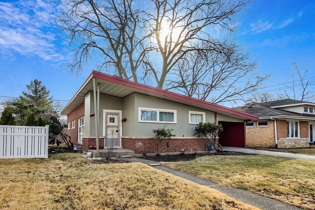 8109 Karlov Ave in Skokie, IL - Building Photo