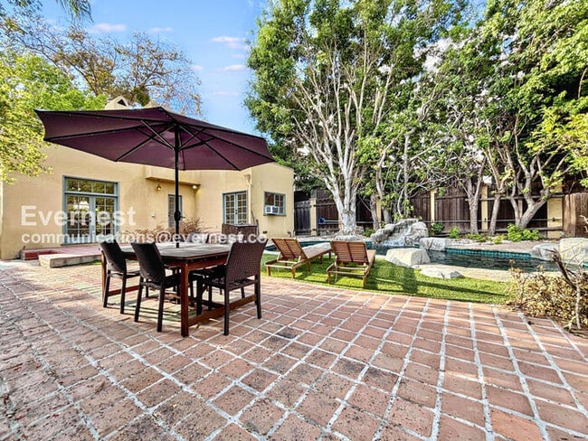 property at 132 N Crescent Heights Blvd