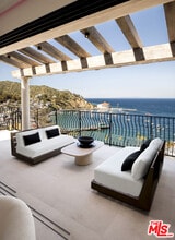 335 Wrigley Rd in Avalon, CA - Building Photo - Building Photo