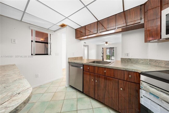 20905 NE 8th Ct in Miami, FL - Foto de edificio - Building Photo