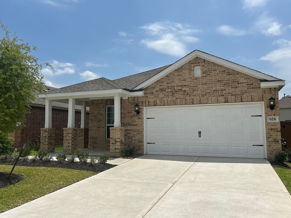 926 Whispering Winds Dr in Beasley, TX - Building Photo