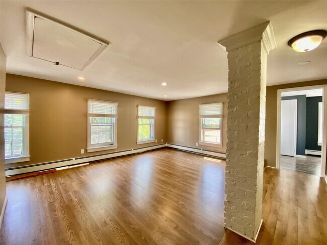 427 4th St in Greenport, NY - Building Photo - Building Photo