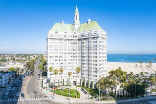 Villa Riviera in Long Beach, CA - Building Photo