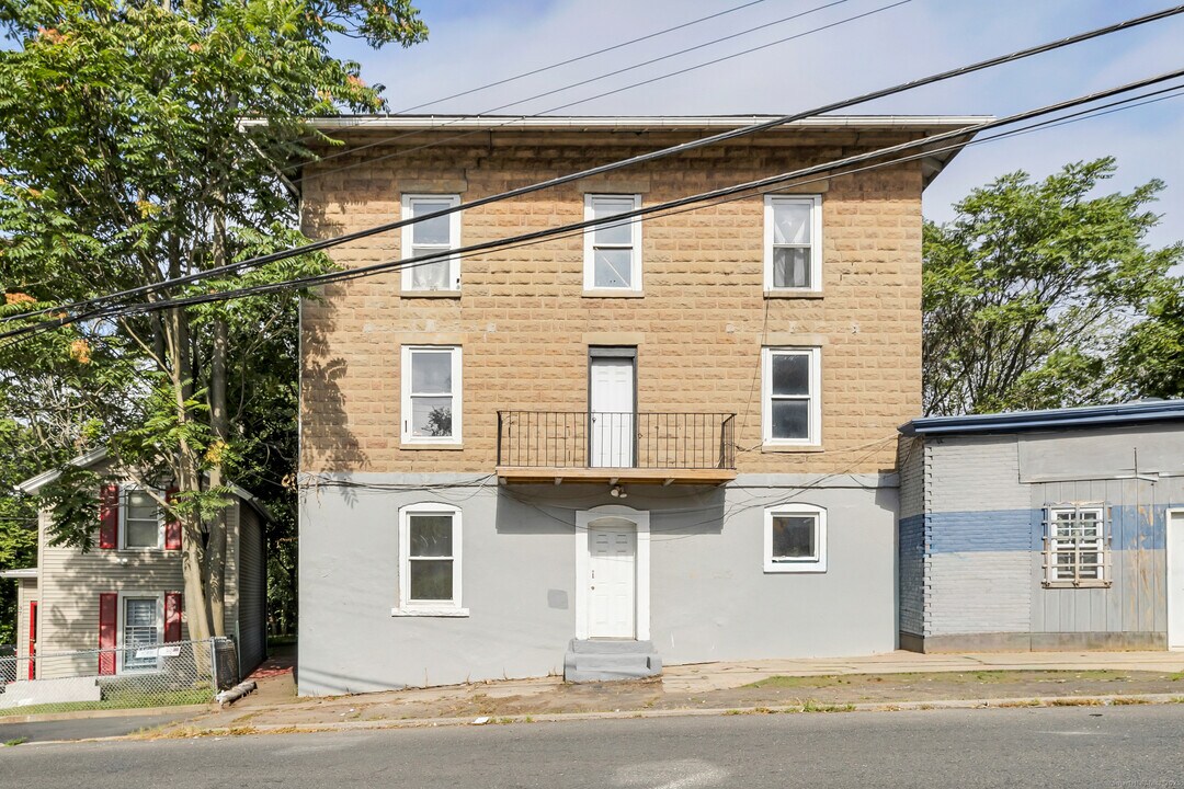 45 Long Hill Rd in Waterbury, CT - Building Photo