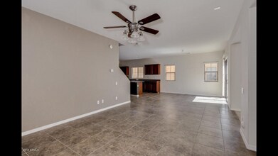 1933 W Davis Rd in Phoenix, AZ - Foto de edificio - Building Photo